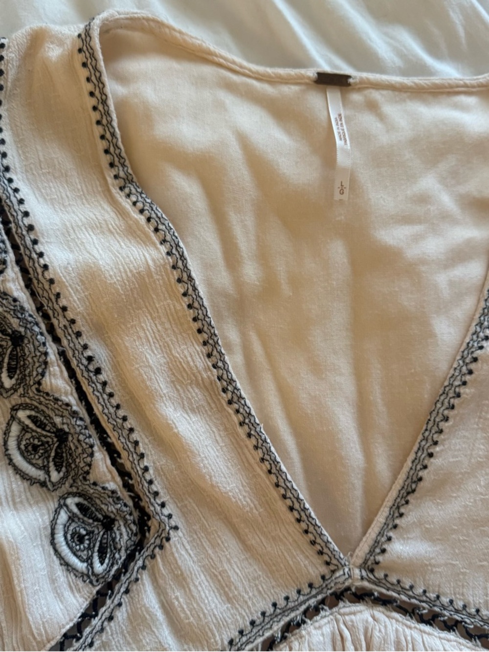 Free People Ivory Embroidered Falling Water Flutter-Sleeve Tunic in Size Large - Picture 3 of 5